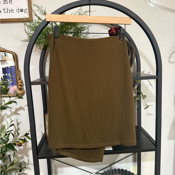 Vince Green Mini Wrap Skirt with Ruched Detail size small - Picture 3 of 7